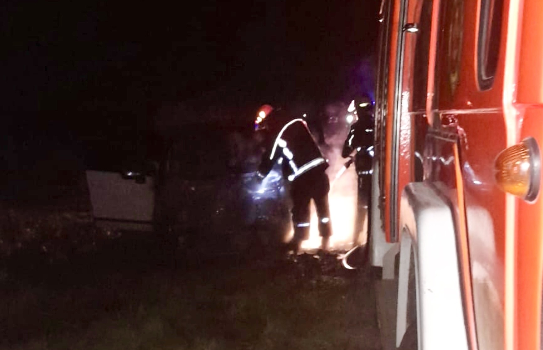 Voraz incendio destruyó un automóvil sobre la Ruta 20