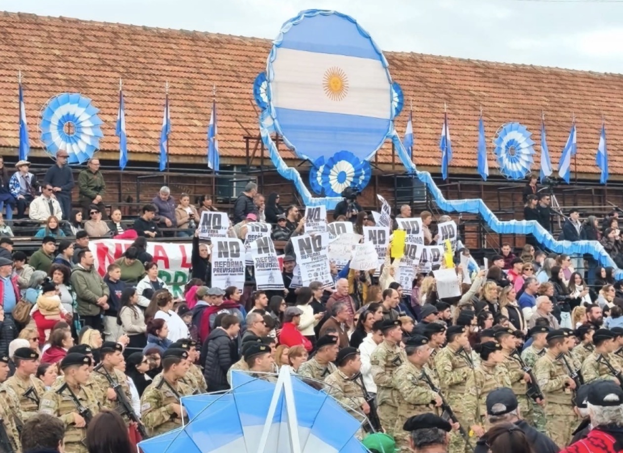 Protesta por reforma previsional irrumpió en acto del 25 de Mayo en Gualeguaychú