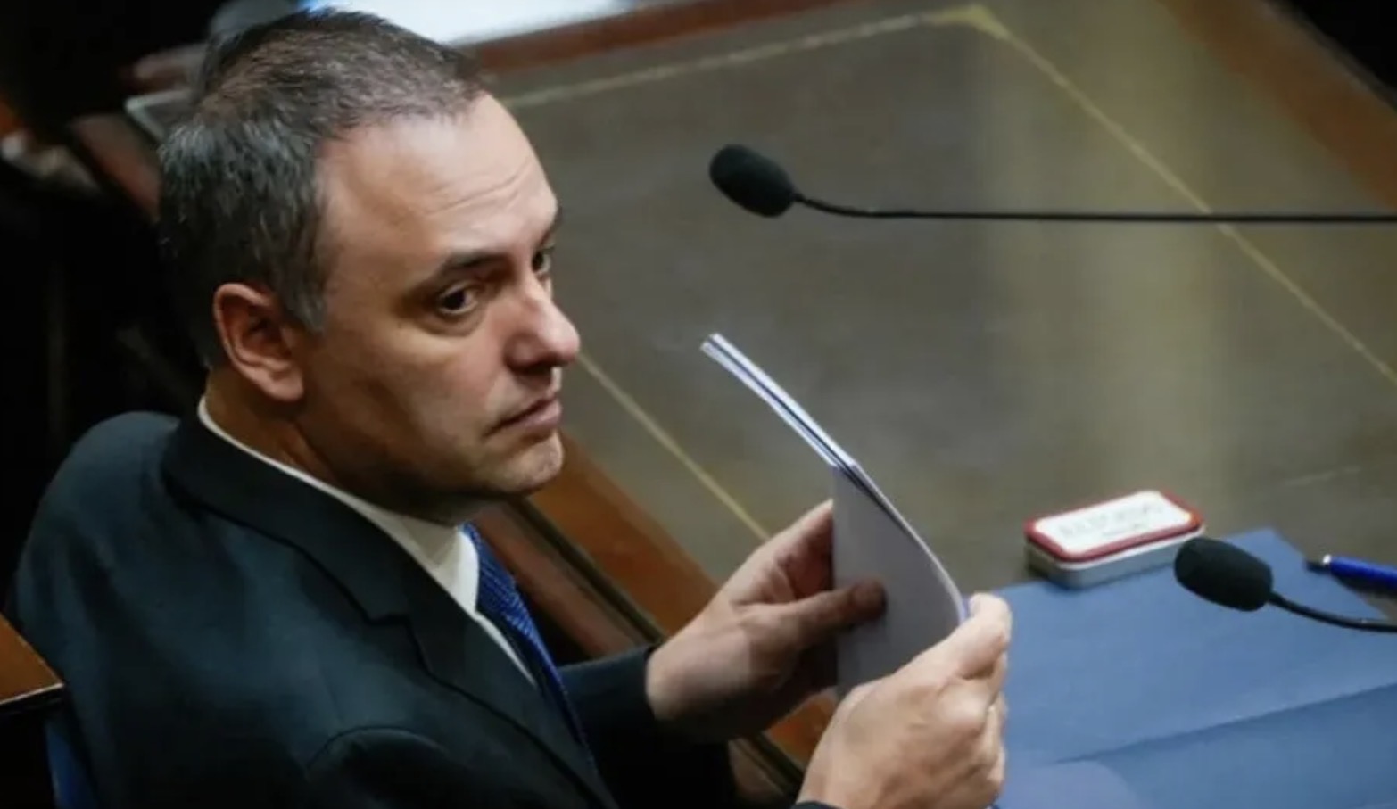 Investigan presuntos movimientos en criptomonedas no declarados por Adorni