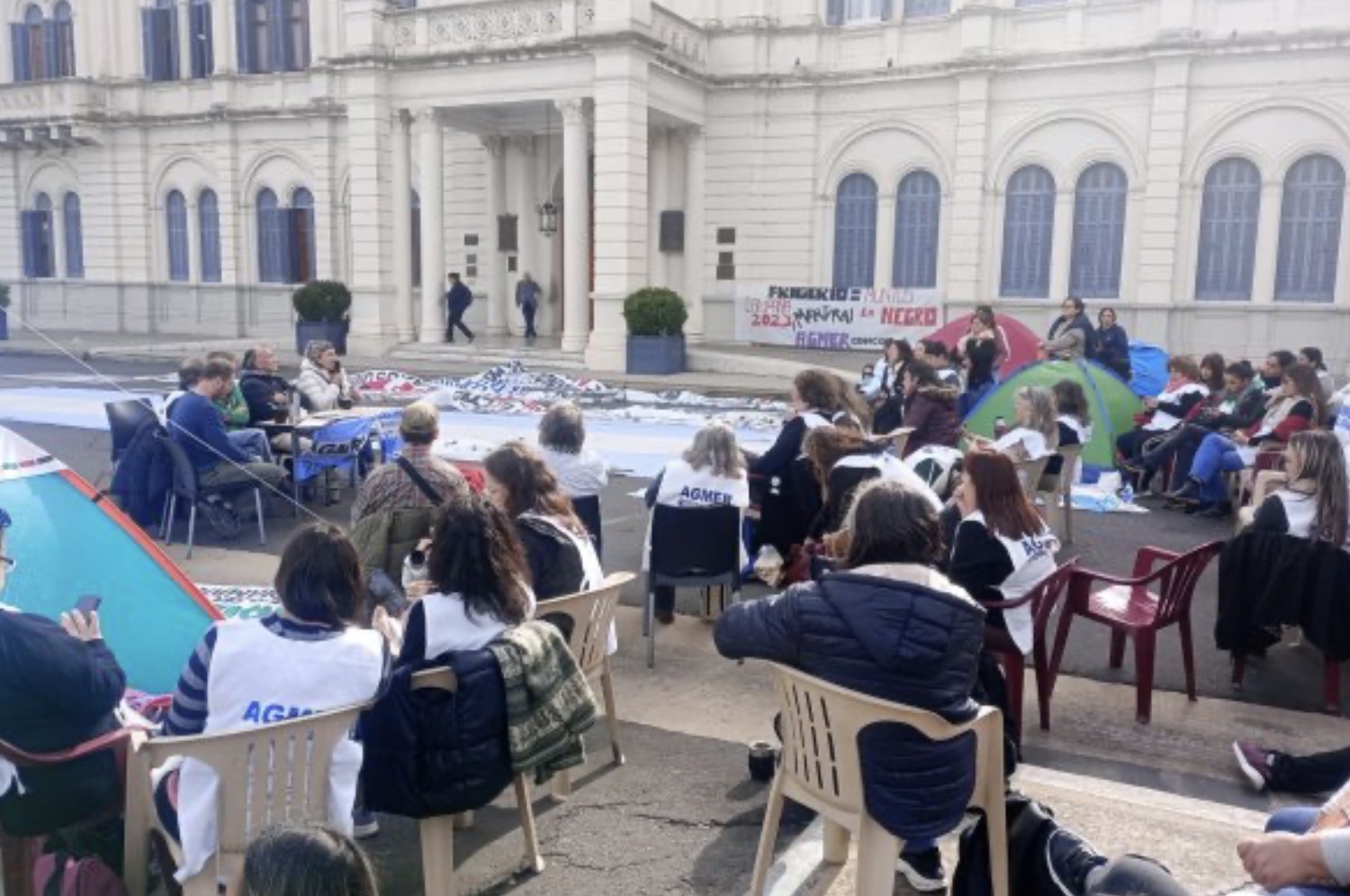 Docentes sostienen el acampe frente a Casa de Gobierno 