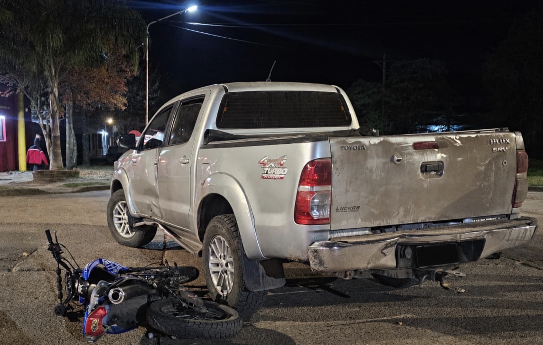 Un motociclista resultó lesionado tras chocar con una camioneta