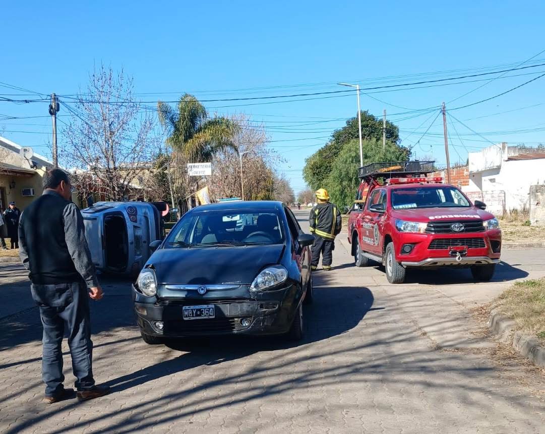 Colisión entre dos autos terminó con un vehículo volcado en Basavilbaso