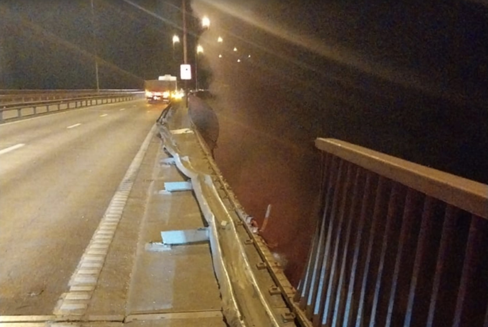 Un camionero murió tras caer con su vehículo desde el puente Urquiza