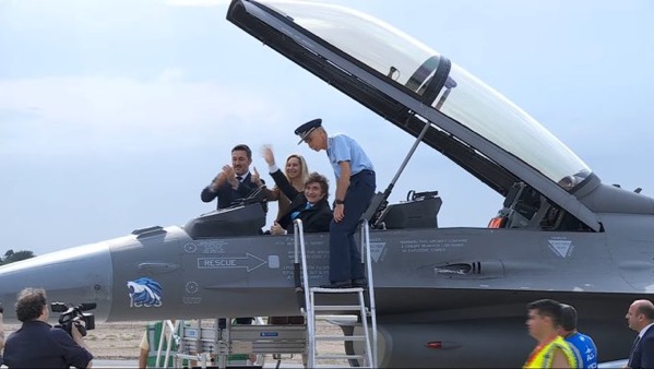 Milei presentó los primeros F-16