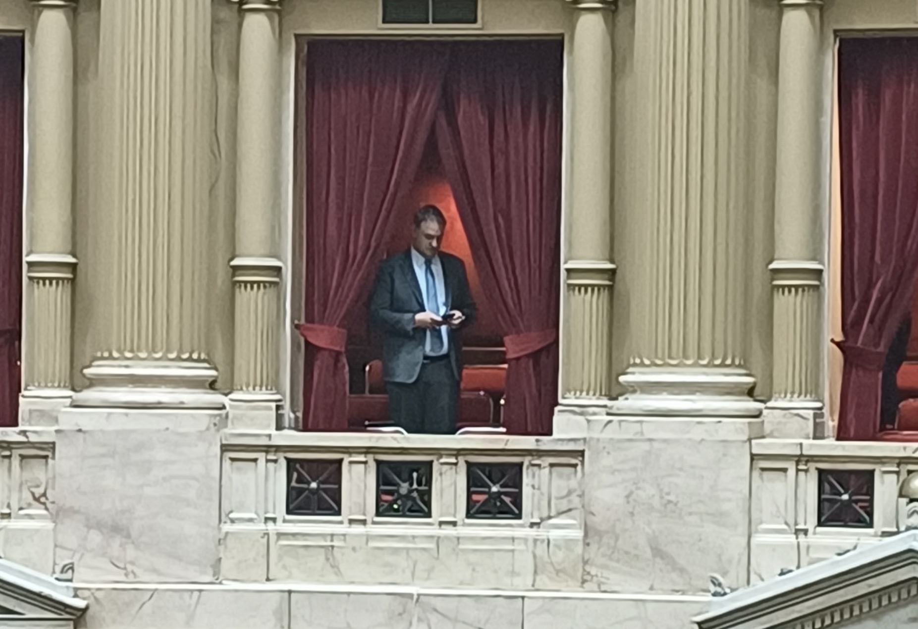  Adorni deberá responder en el Congreso a casi 5.000 preguntas