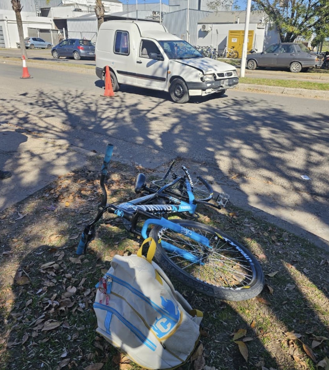 Un niño de 10 años sufrió lesiones leves al chocar con una furgoneta