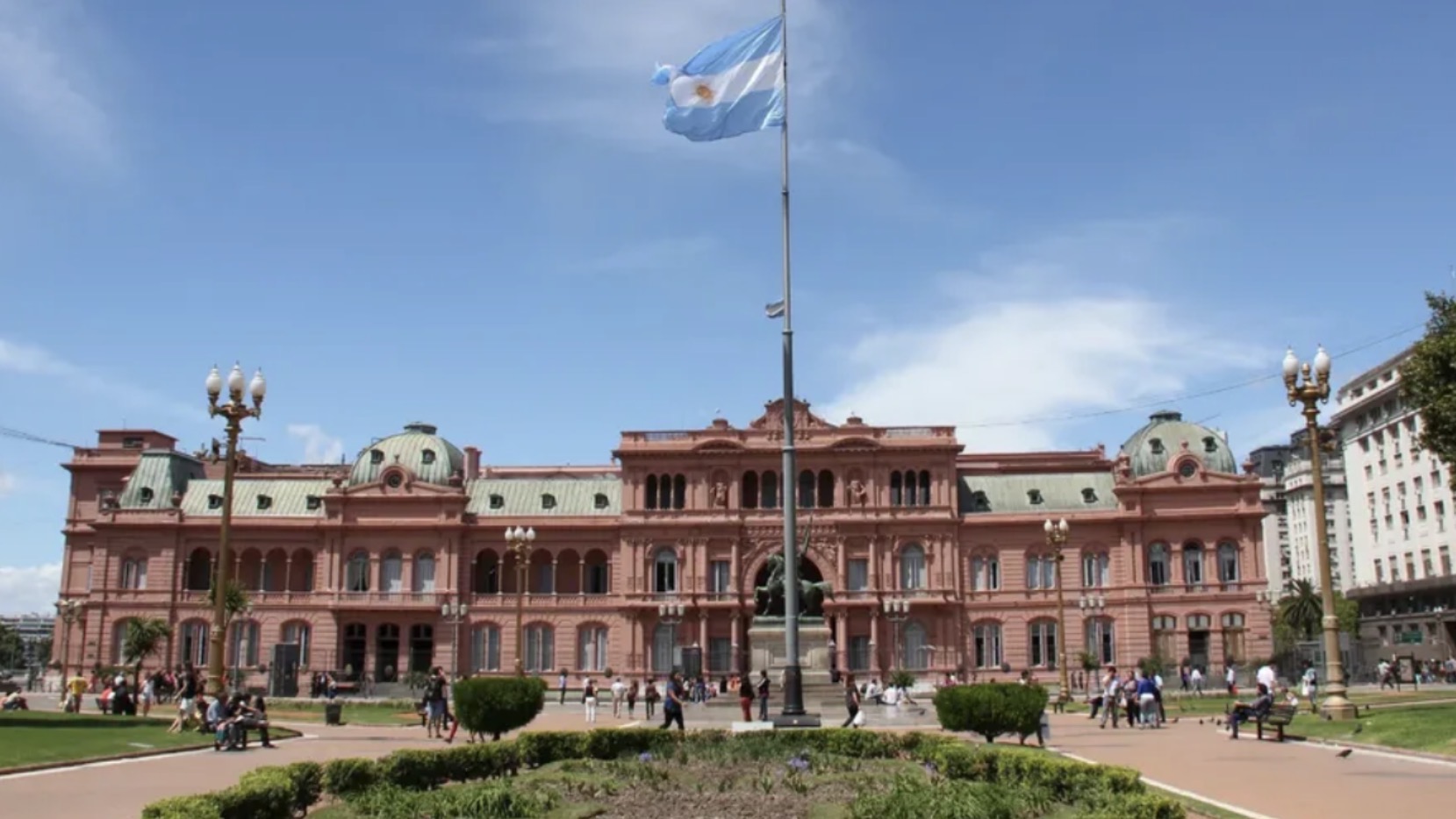 El Gobierno proyecta crecimiento y superávit para 2027