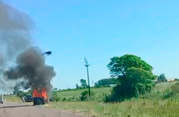 Un automóvil se incendió en la Ruta 20, cerca del Acceso a Libaros