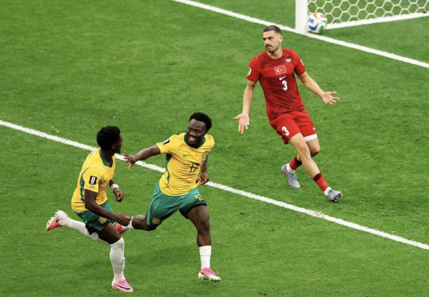 Australia golpeó en los momentos justos y debutó con una valiosa victoria
