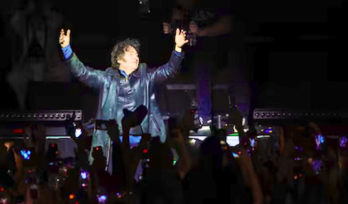 Milei presentó su libro con un show de rock y llamó a “no aflojar"