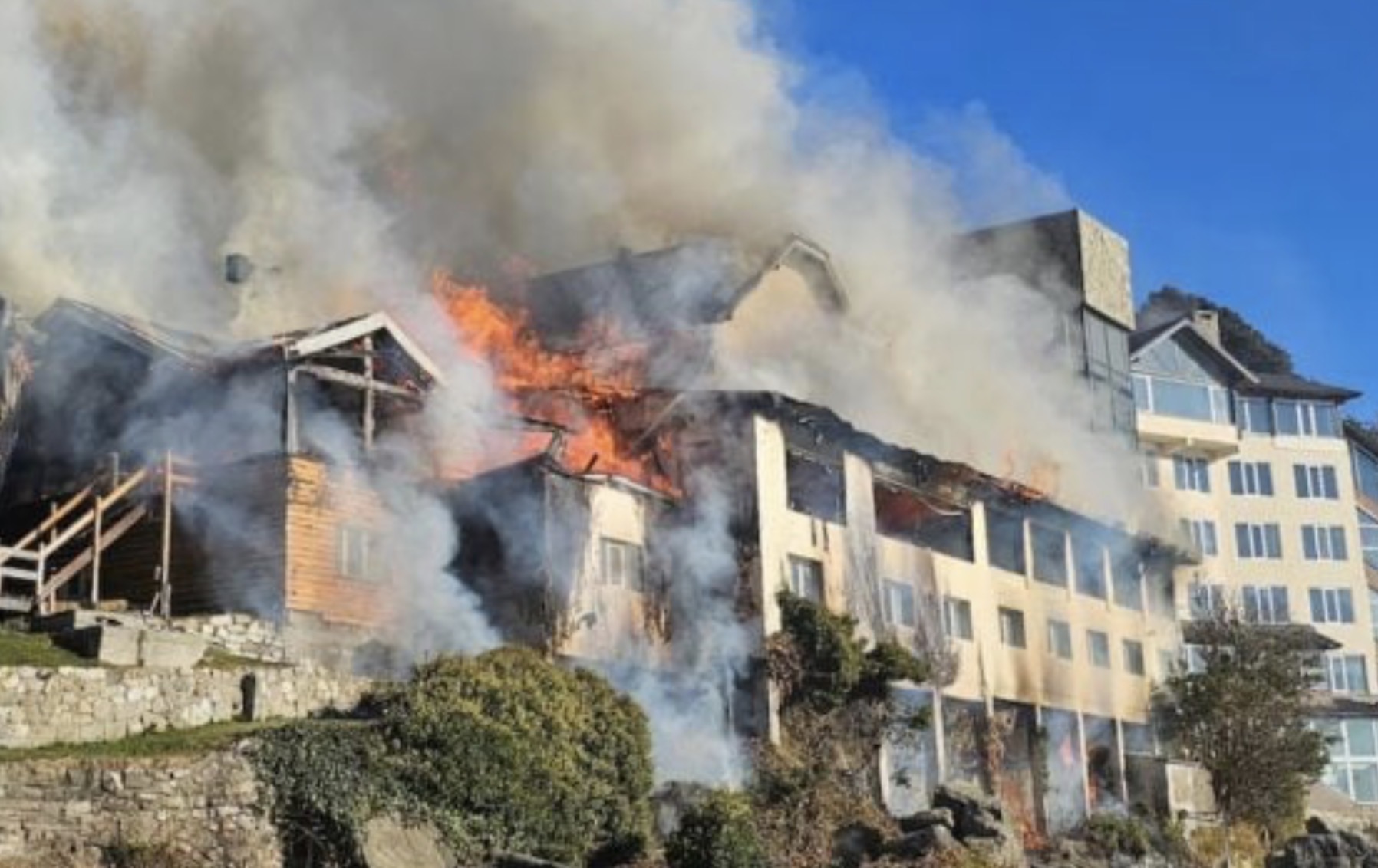 Bariloche: incendio destruyó un histórico hotel