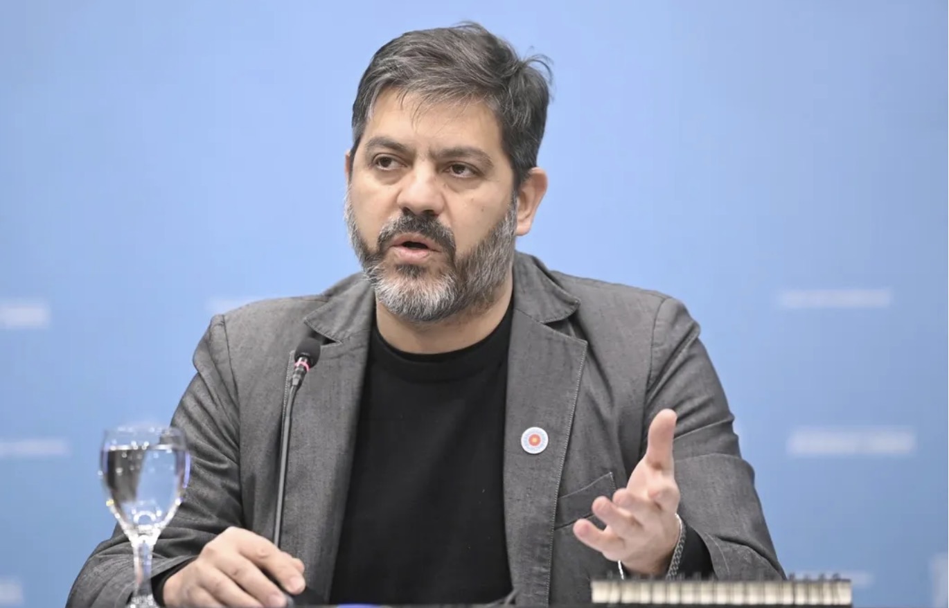Ministro de Kicillof calificó de "perturbado mental" a Milei