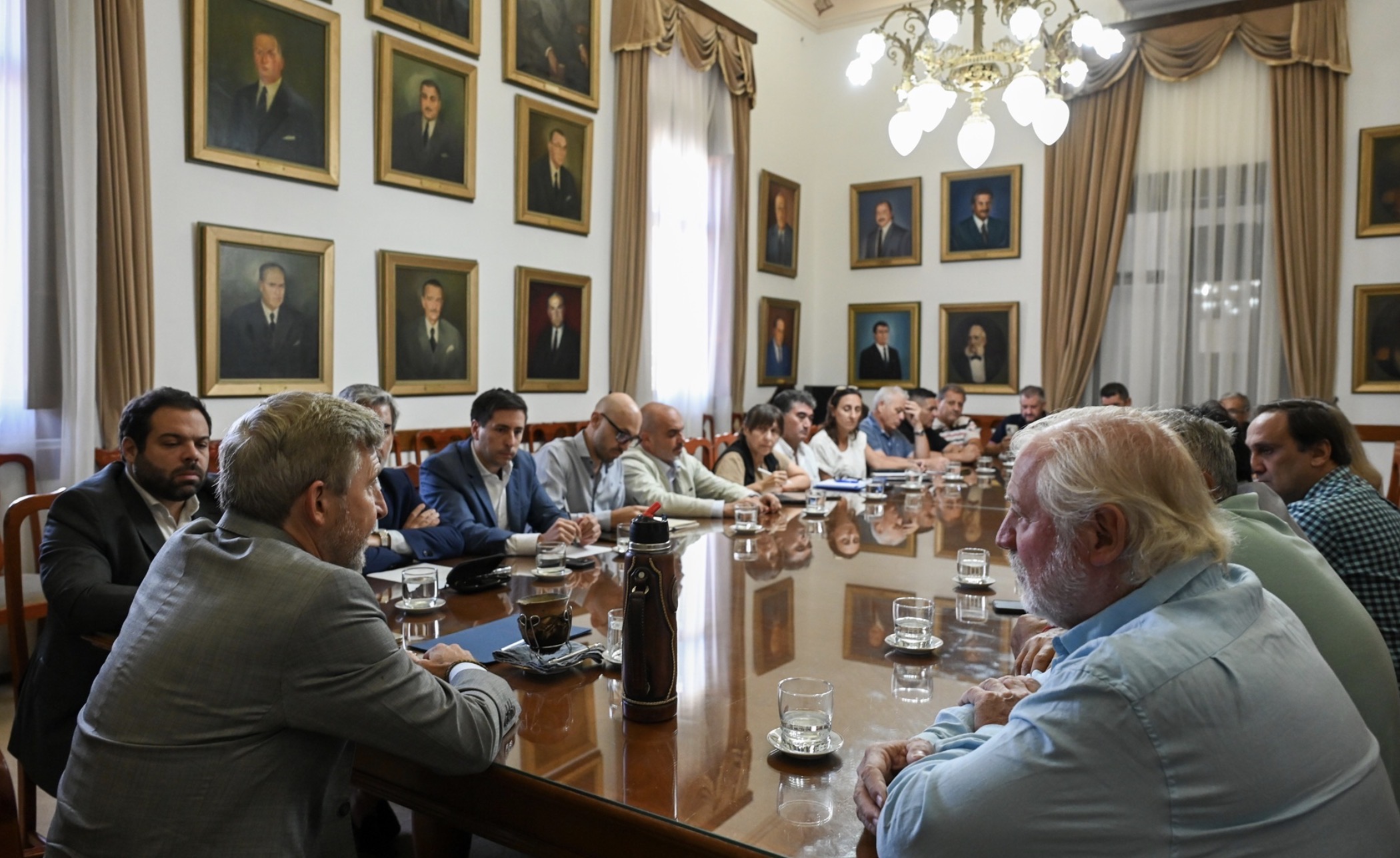 Presentan a los gremios docentes y estatales el proyecto de reforma previsional