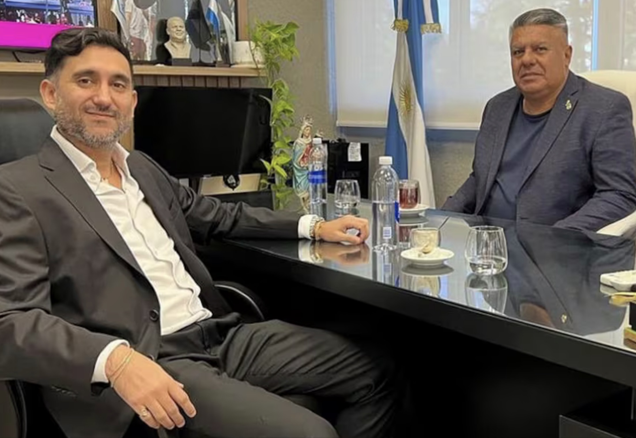 Gobierno denuncia por lavado y evasión a financista vinculado al “Chiqui” Tapia