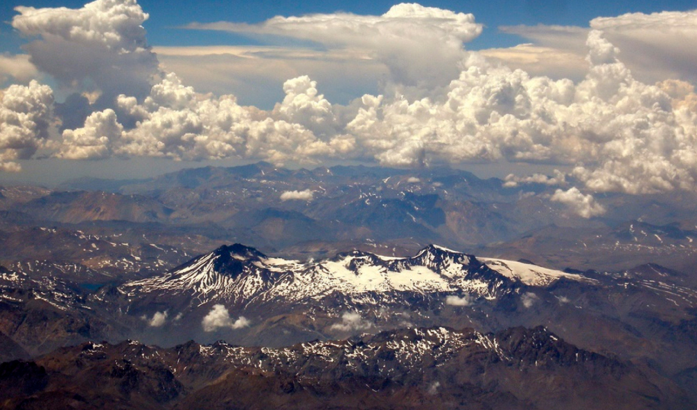Elevan alerta técnica por actividad sísmica en el volcán Planchón-Peteroa