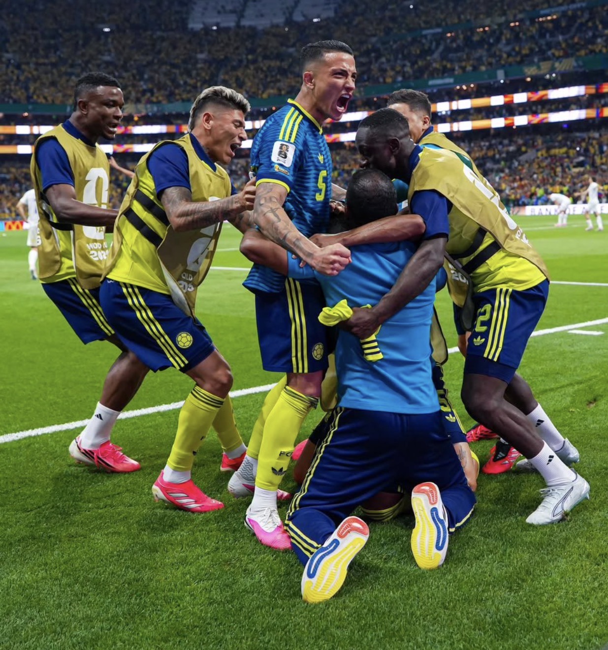 Colombia le ganó 3-1 a Uzbekistán en su debut