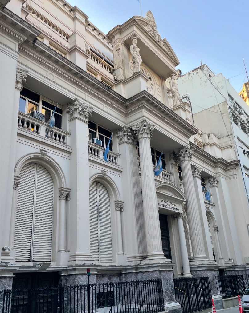 El dólar llegó el techo de la banda y el BCRA intervino