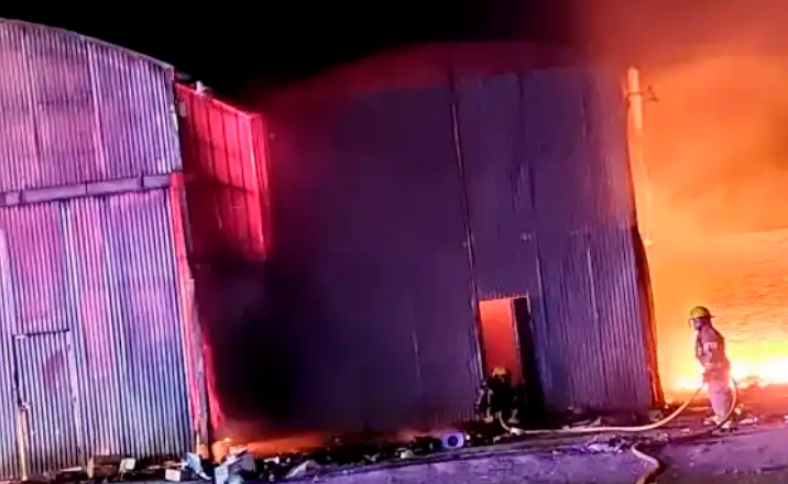 Voraz incendio destruyó por completo la planta de reciclaje de Urdinarrain