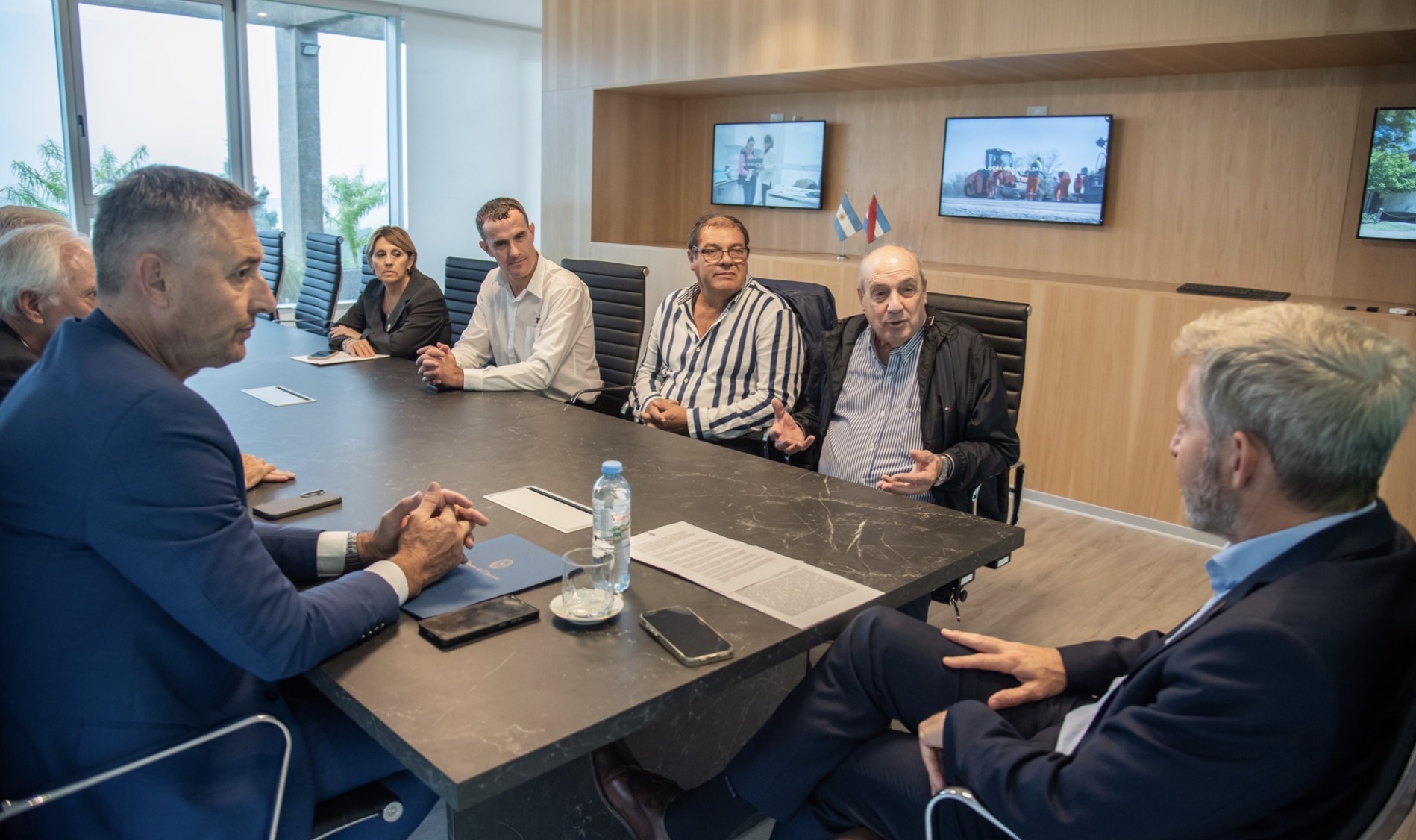 El Gobernador se reunió con empresarios del sector avícola
