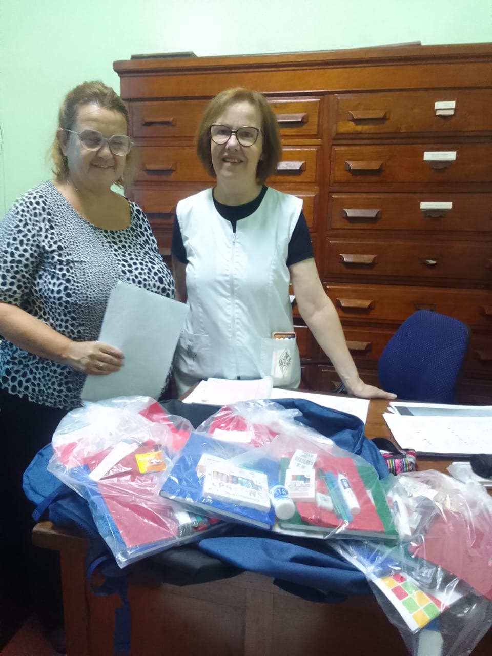 Entrega de kits escolares en instituciones educativas locales 