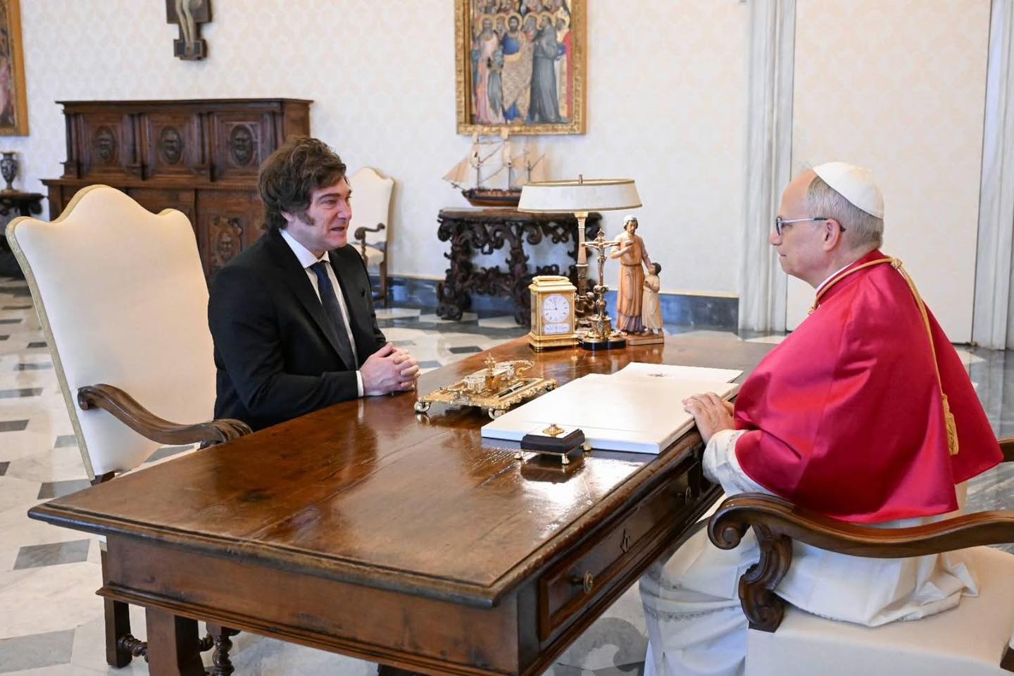 El Papa León XIV confirmó a Javier Milei su intención de visitar Argentina