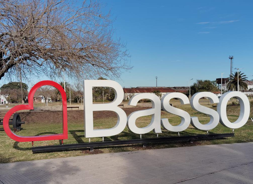 Nuevas letras corpóreas embellecen zona céntrica de Basavilbaso