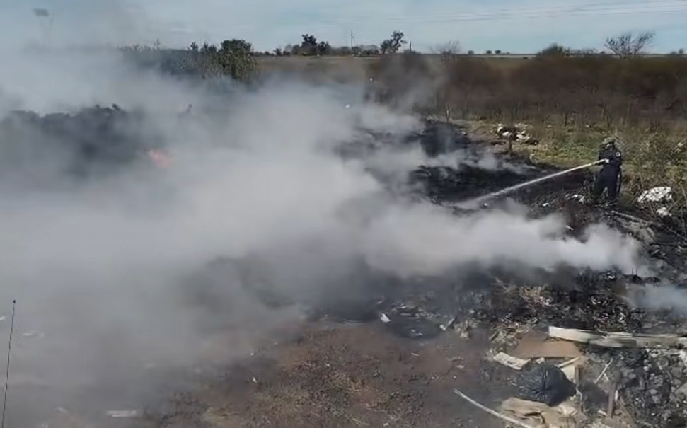 Municipio y Bomberos trabajan para contener el fuego en planta de residuos 