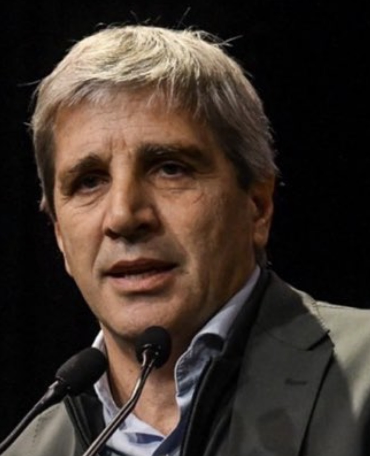Cruce entre Caputo y Pichetto por la apertura de importaciones de autos
