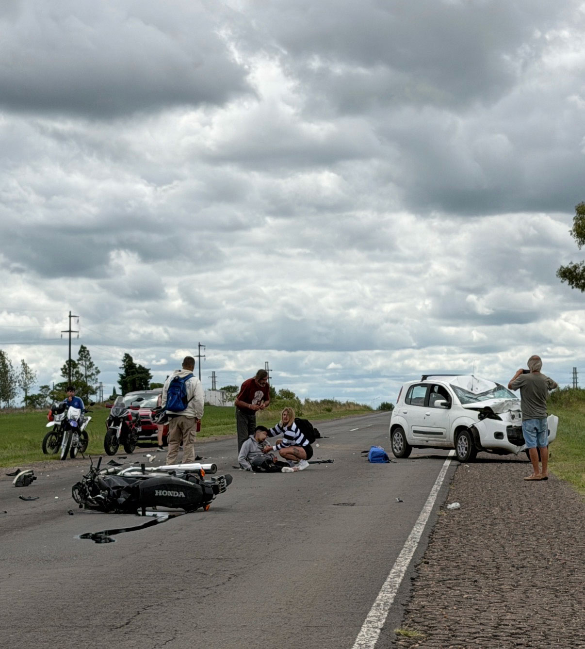 Violento choque entre un automóvil y una moto en Ruta 20