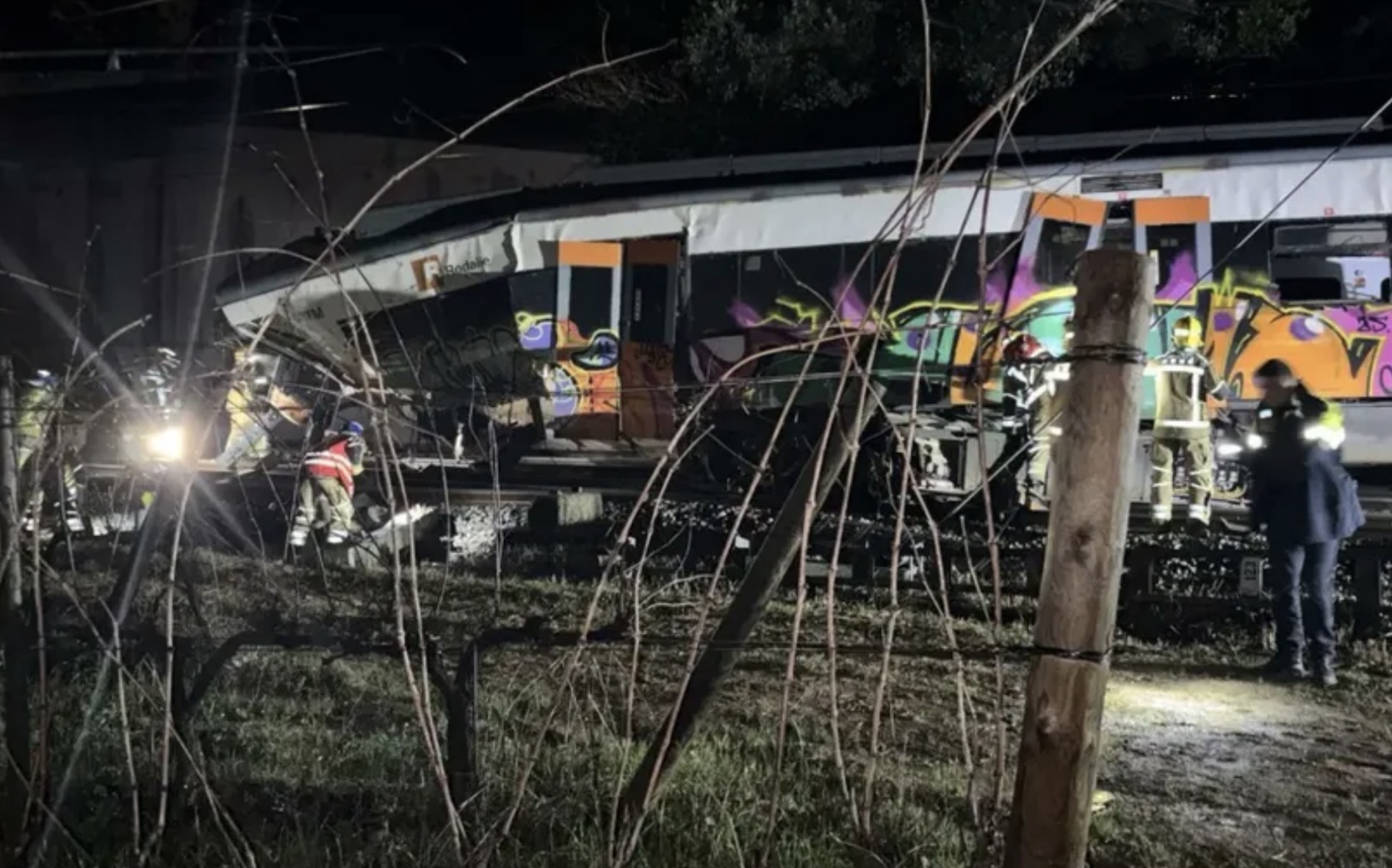 Tragedia ferroviaria en Barcelona: murió el maquinista y hay 20 heridos