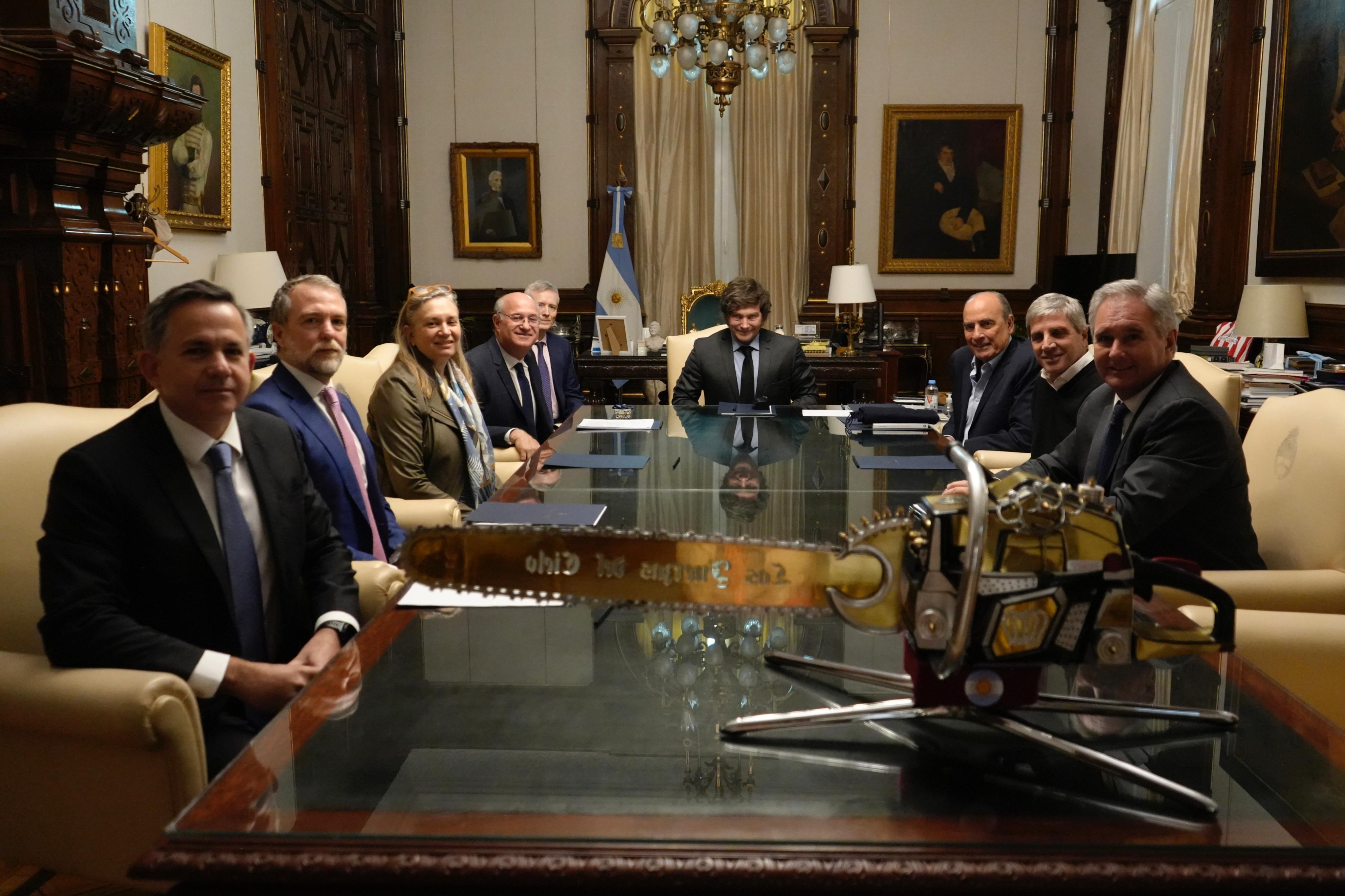Milei y Caputo recibieron al titular del BID tras la derrota electoral