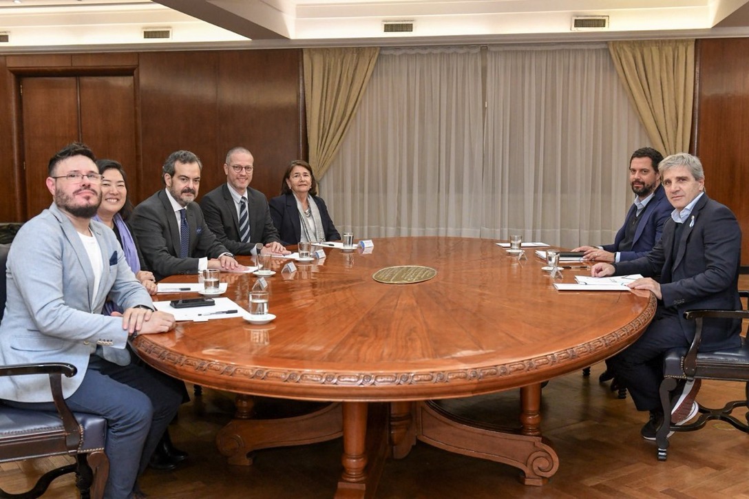 Caputo se reunió con representante de Apple