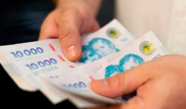 El Gobierno fija por laudo un aumento escalonado del salario mínimo hasta agosto