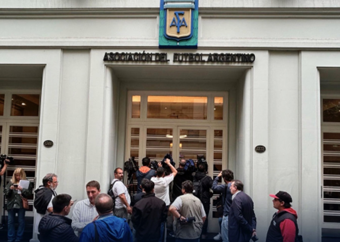 Allanamientos y sospechas de lavado sacuden a la AFA