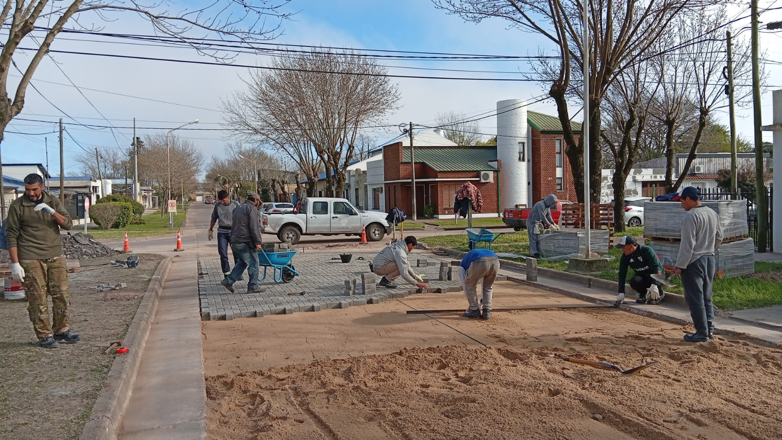 Comenzó la colocación de adoquines en calle Manzur
