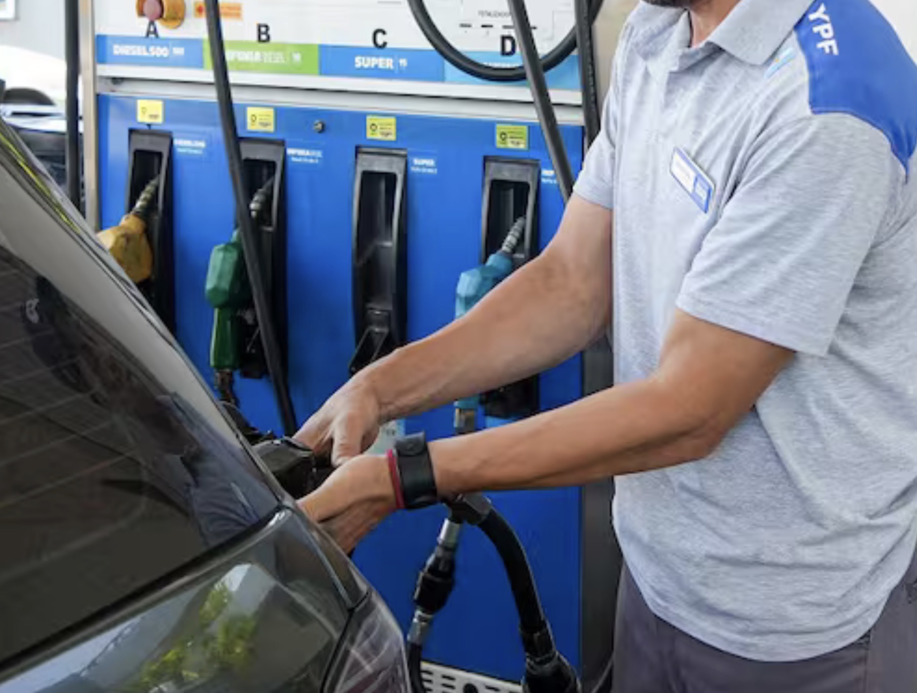 Aplican desde hoy otra suba parcial de los impuestos al combustible