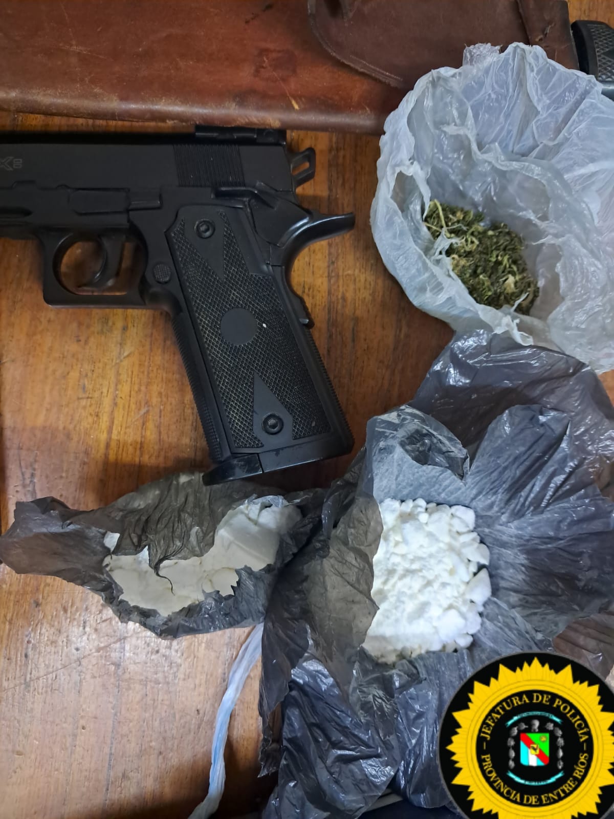 Detienen a un hombre con droga tras amenazar a policías