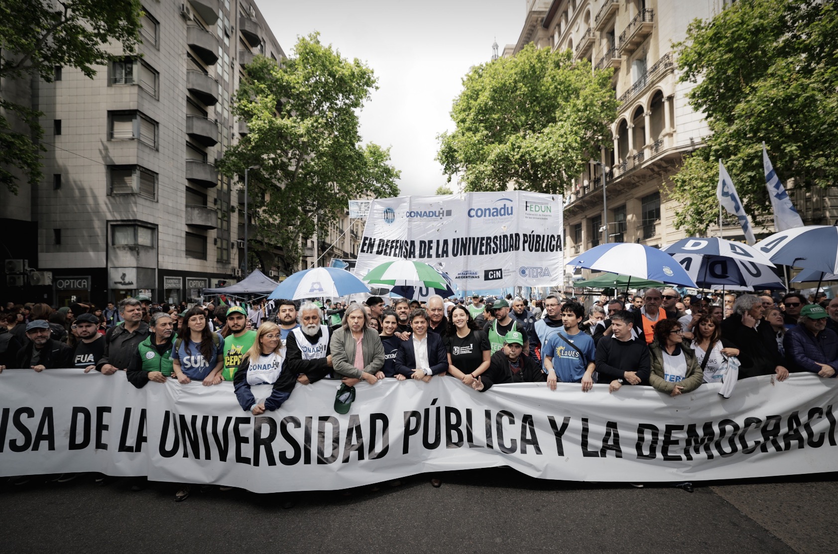 Multitudinaria marcha universitaria frente al Congreso