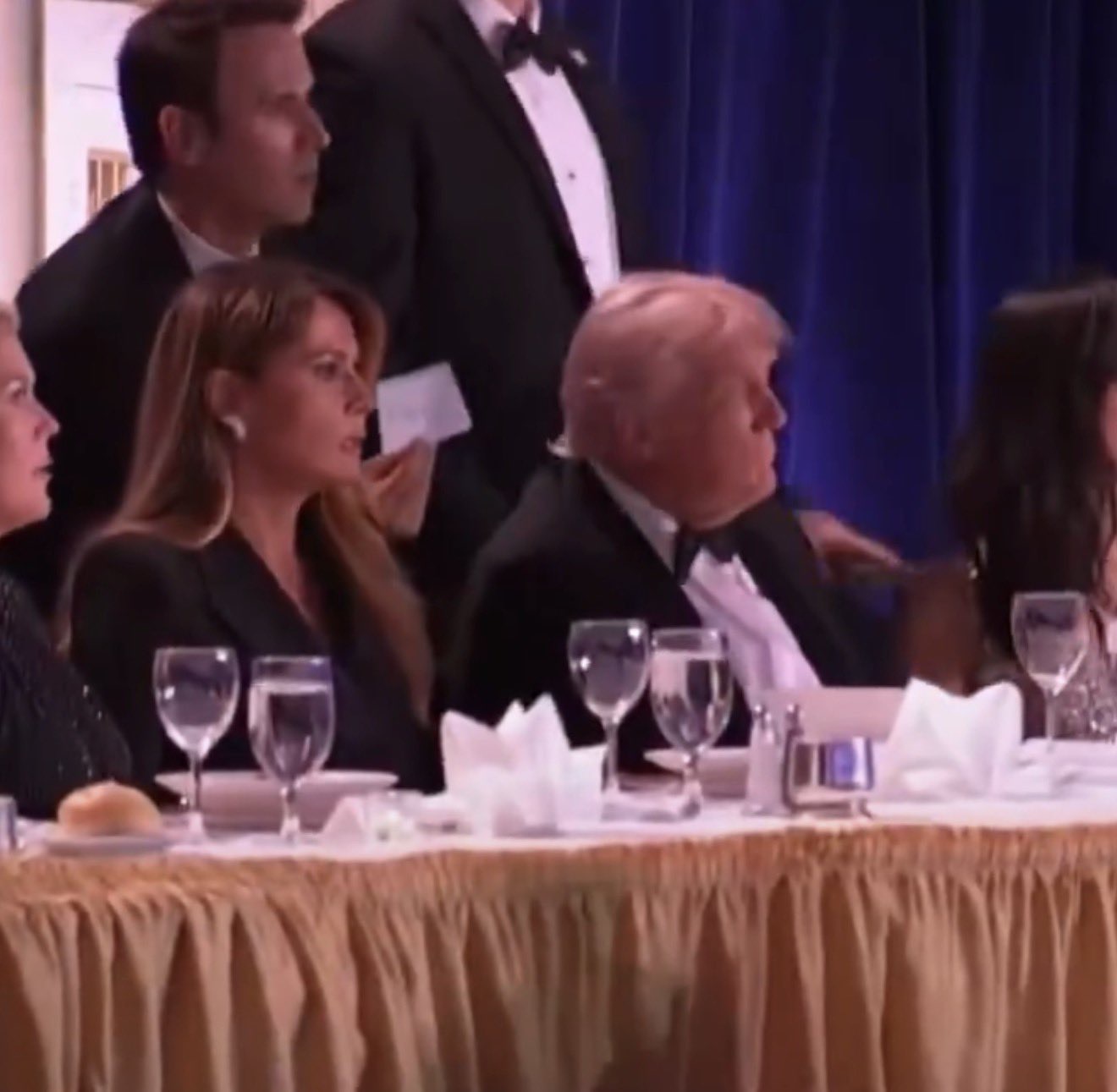 Evacúan a Trump de una cena con periodistas tras escucharse unos disparos