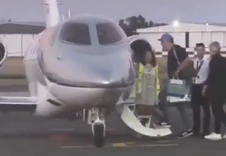 Declaró el piloto del vuelo de Adorni y los contradijo