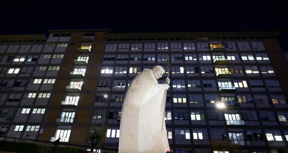 El Papa fue operado de un tumor pulmonar: la cirugía fue exitosa