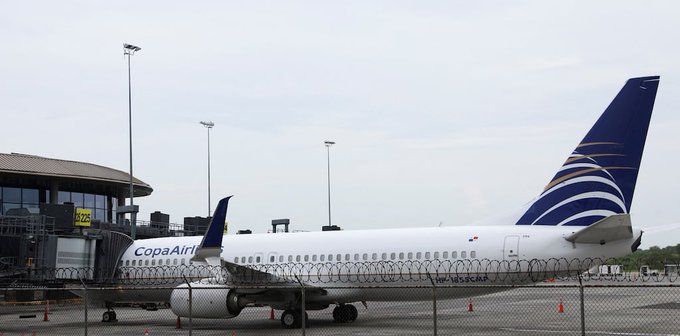 Detiene a pareja por mantener relaciones sexuales en un avión 