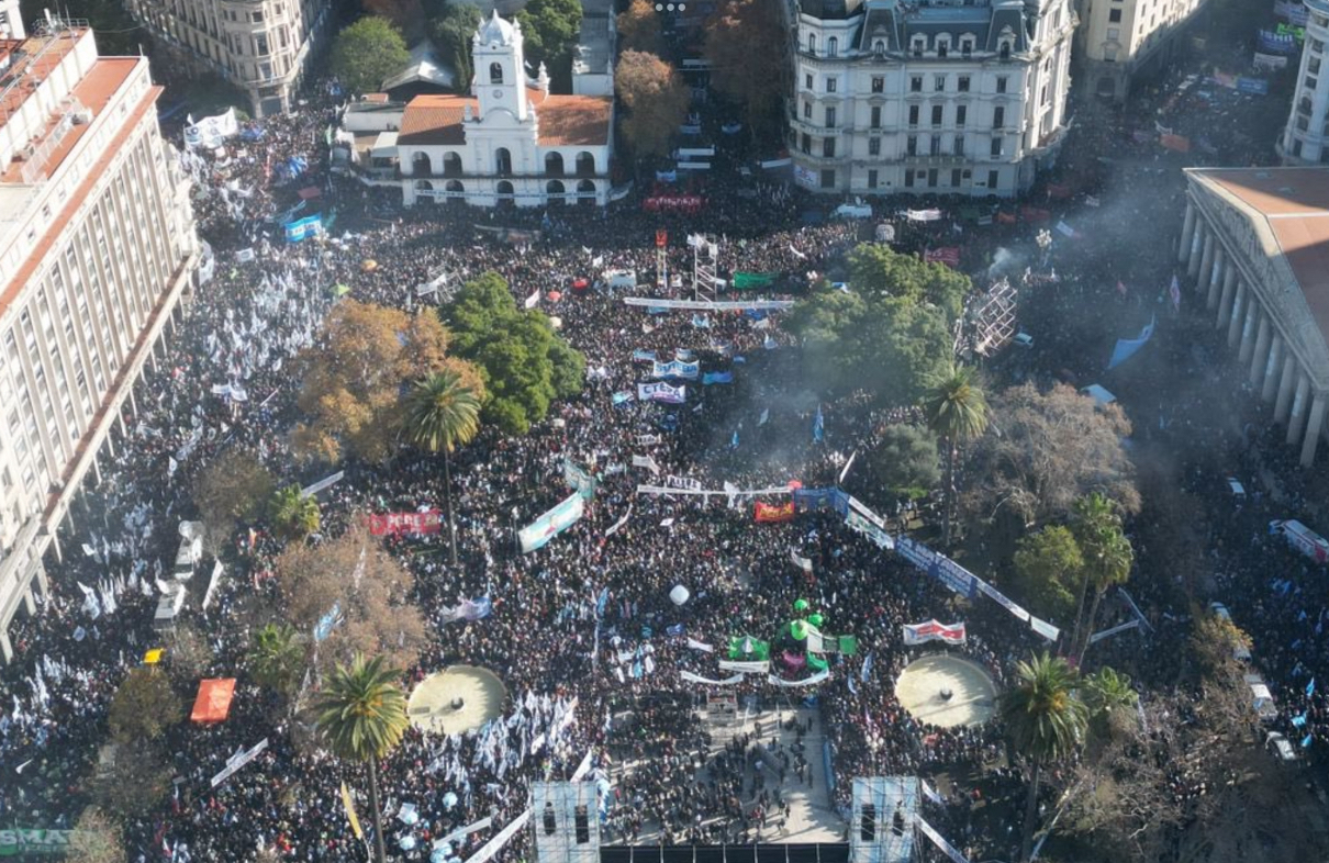 Multitudinaria movilización en respaldo a Cristina Kirchner