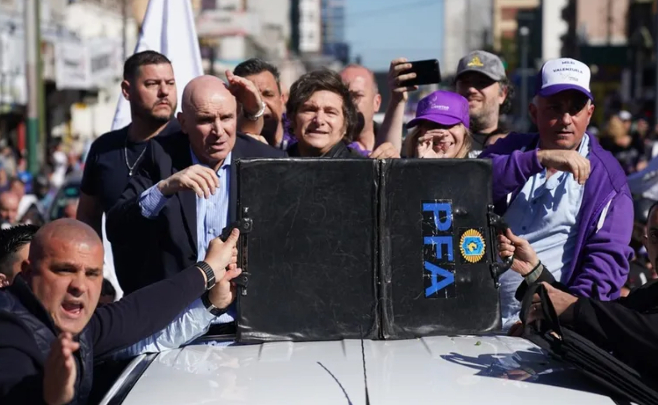 Atacaron a la caravana de Milei en Lomas de Zamora
