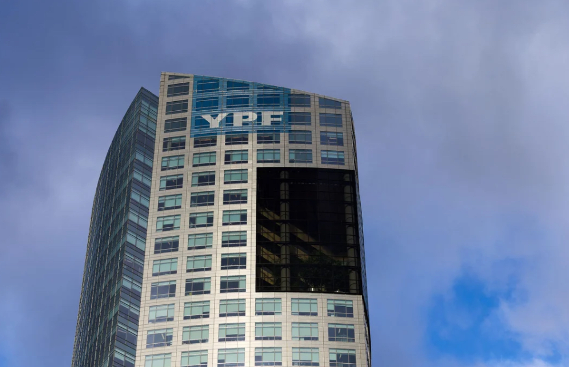 Frenan el fallo que ordena entregar el 51% de las acciones de YPF