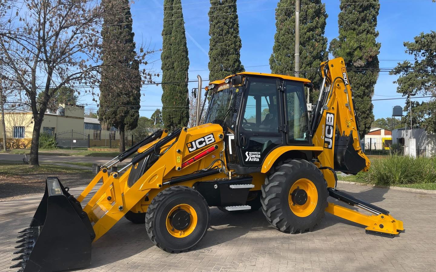 Santa Anita incorporó una retroexcavadora para mejorar los servicios públicos