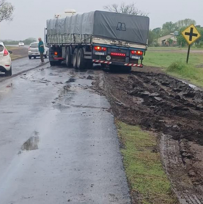 Ruta 39: rescatan dos camiones atrapados en el barro cerca de Rocamora