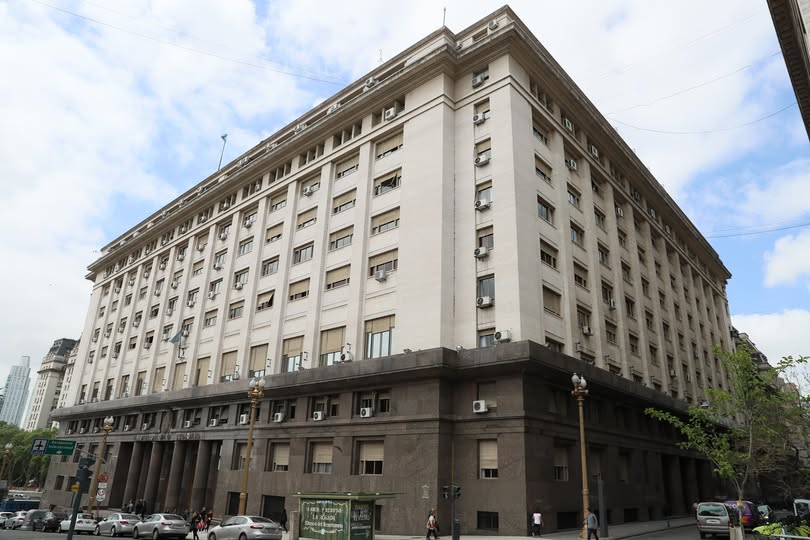 La deuda bruta total de Argentina disminuyó US$ 11.901 millones