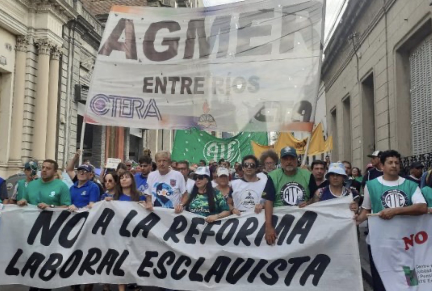 La Multisectorial marchó en Paraná contra la reforma laboral
