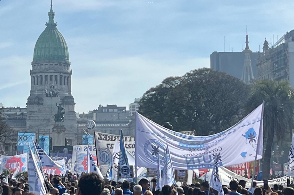 Masiva marcha contra vetos del Presidente Milei
